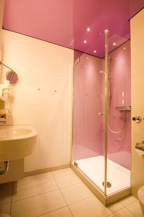 Premium Double Room, 1 Queen Bed, Courtyard View, Courtyard Area | Bathroom | Shower, hair dryer, towels, soap - Hotel An Der Linah (Buxtehude)