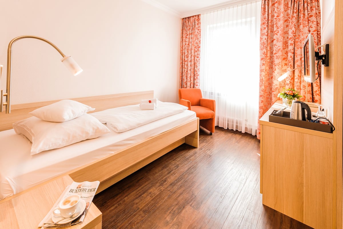 Klassieke eenpersoonskamer, 1 eenpersoonsbed, niet-roken | Hypoallergeen beddengoed, een minibar, een kluis op de kamer, een bureau