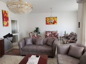 Comfort Condo, 3 Bedrooms, Accessible | Living room | Flat-screen TV, Netflix - Relax Condo (Antelias)