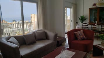 Comfort Condo, 3 Bedrooms, Accessible | Living room | Flat-screen TV, Netflix