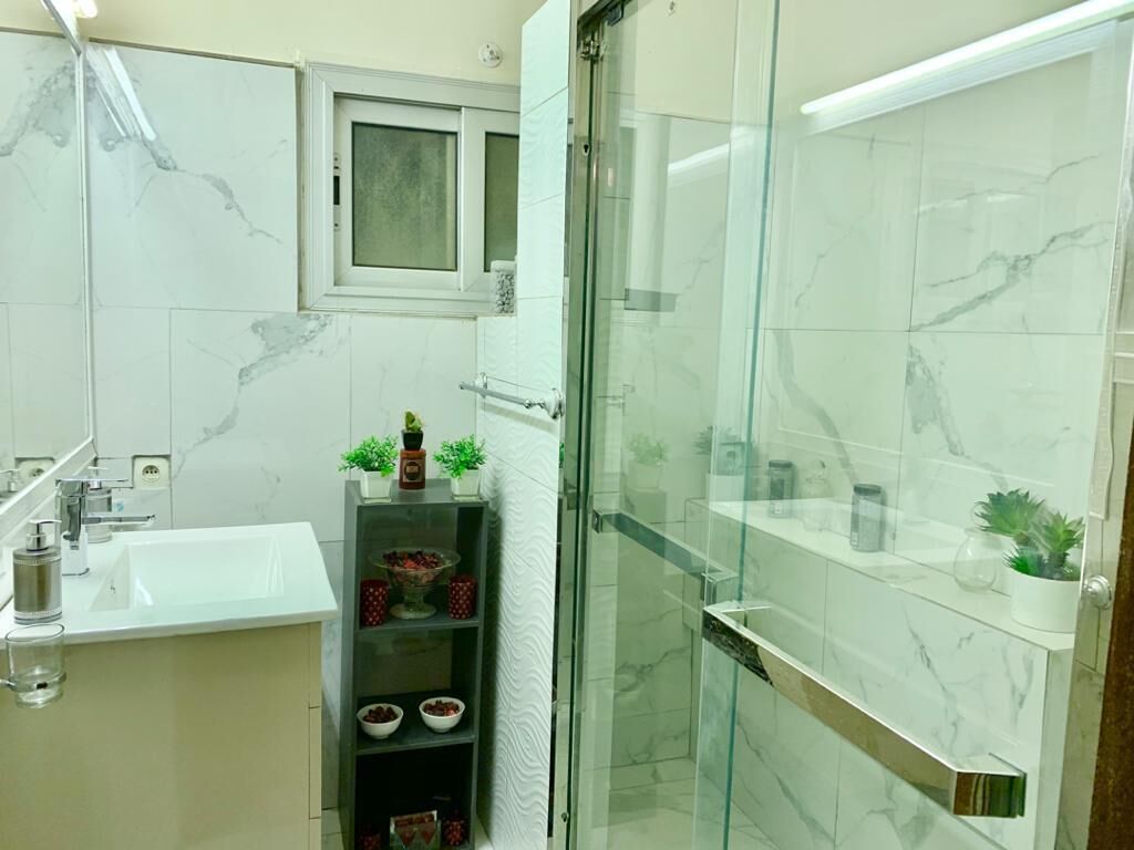Combined shower/tub, deep soaking tub, free toiletries, bidet