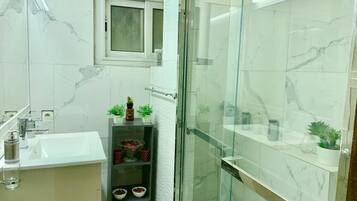 Combined shower/tub, deep soaking tub, free toiletries, bidet