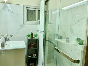 Duschwanne, Komfortbadewanne, kostenlose Toilettenartikel, Bidet