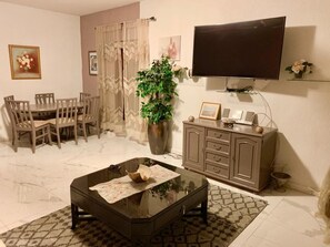 Comfort Apartment, 2 Queen Beds, Non Smoking | Living area | Smart TV - Appart Place De l'independance (Dakar)