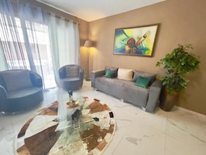 Comfort-huoneisto, 2 keskisuurta parisänkyä, tupakointi kielletty | Oleskelualue | Älytelevisio