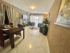 Comfort-huoneisto, 2 keskisuurta parisänkyä, tupakointi kielletty | Ruokailu omassa huoneessa