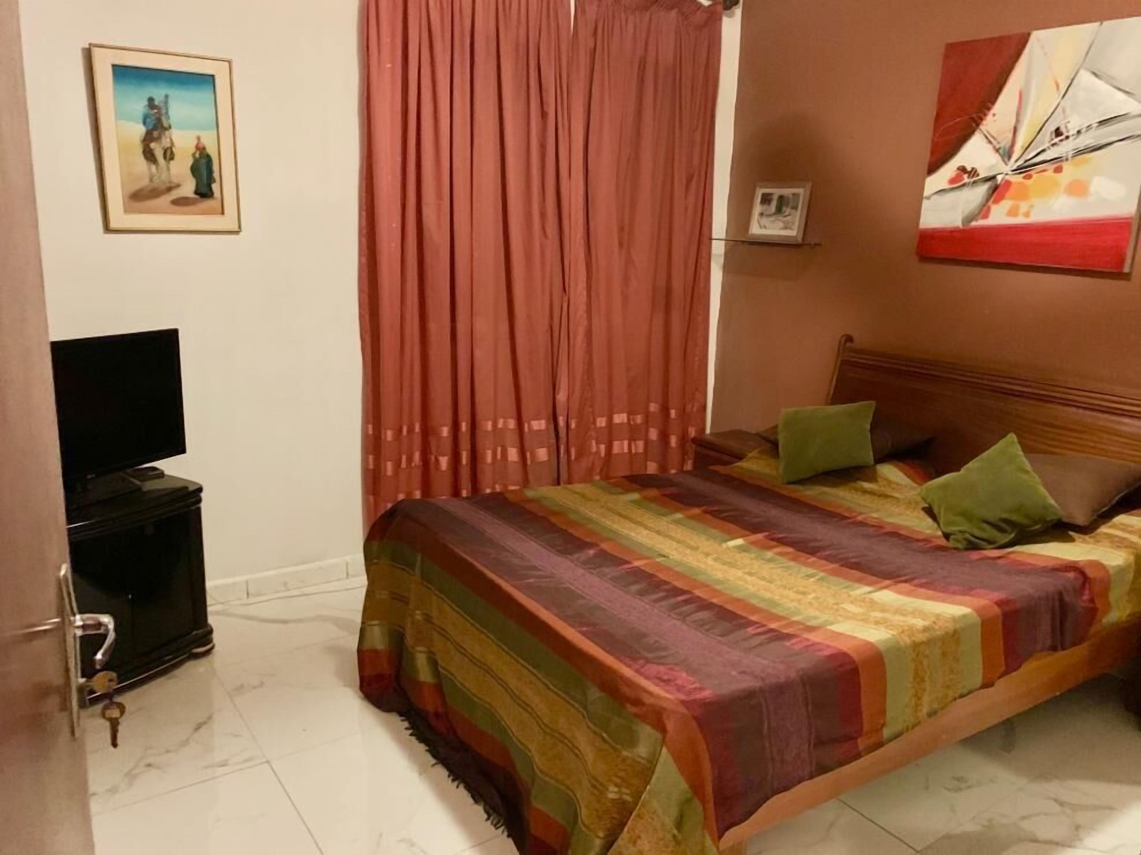 2 عدّة غرف نوم وأغطية فراش متميزة وخز نة داخل الغرفة وستائر تعتيم