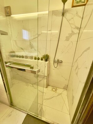 Comfort Apartment, 2 Queen Beds, Non Smoking | Bathroom | Combined shower/tub, deep soaking tub, free toiletries, bidet - Appart Place De l'independance (Dakar)