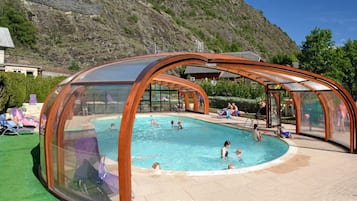 Piscine extérieure (ouverte en saison), parasols de plage