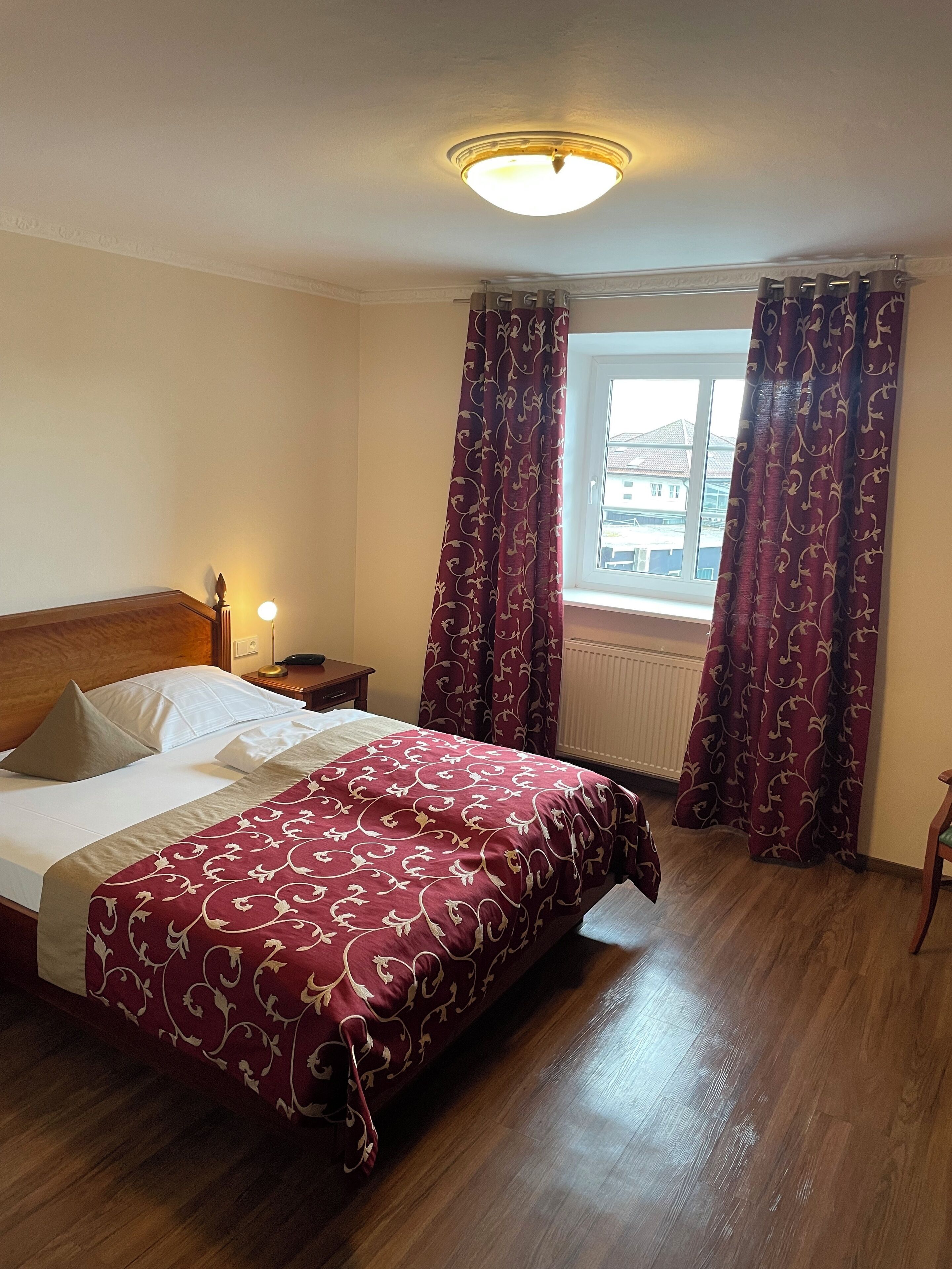 desk, free wifi, bed sheets