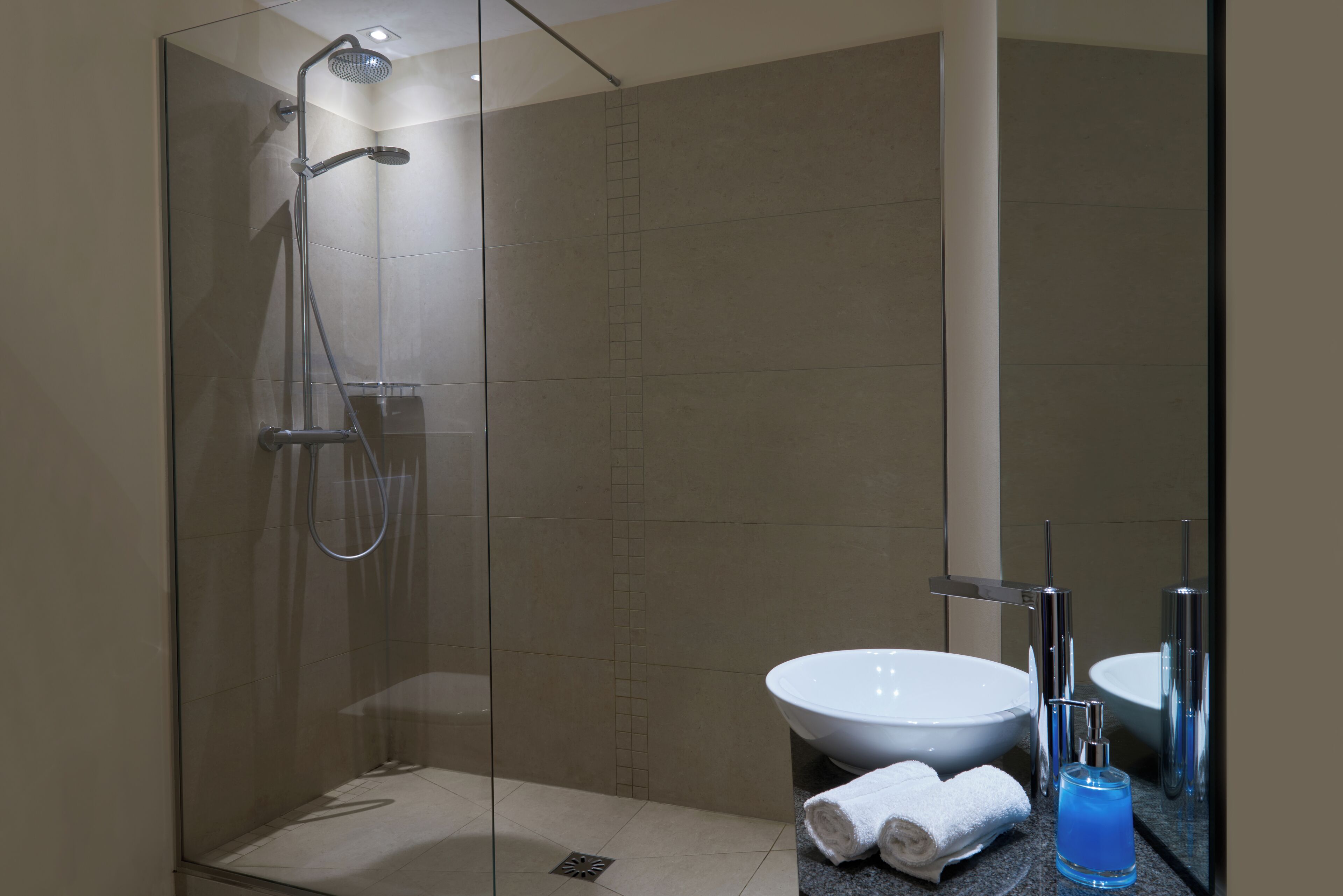 Đồ dùng nhà tắm miễn phí, máy sấy tóc, khăn tắm, xà phòng 