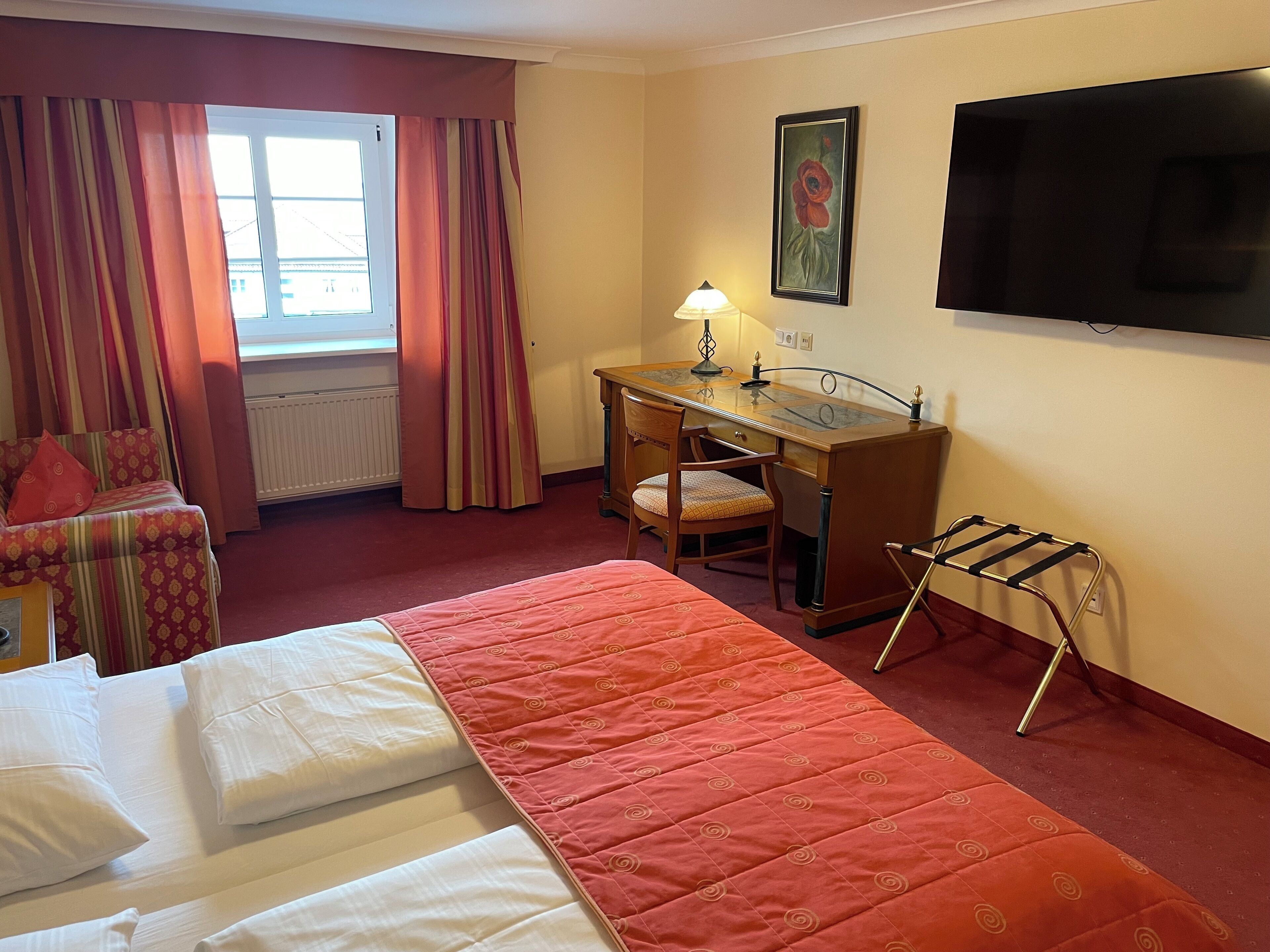 desk, free wifi, bed sheets