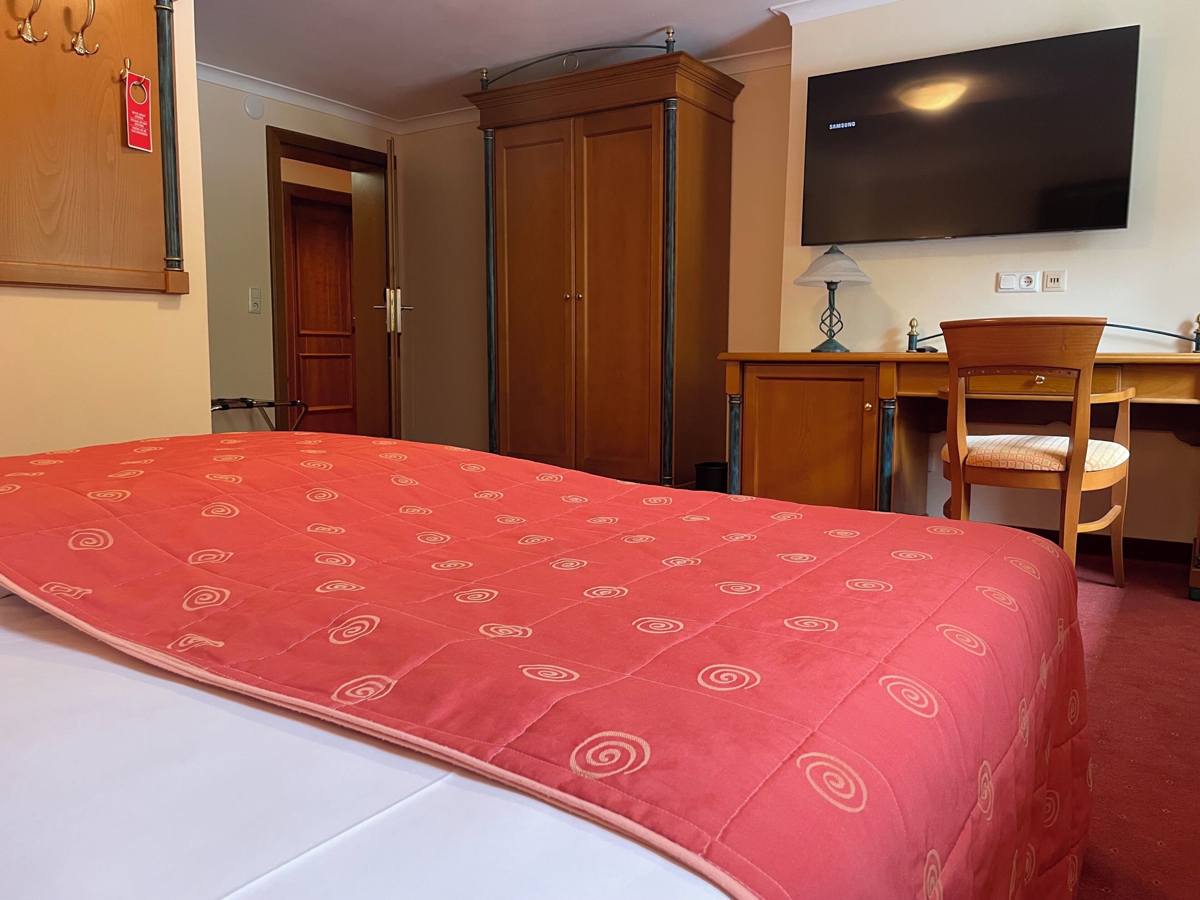 desk, free wifi, bed sheets