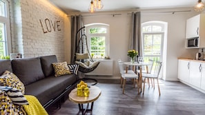 Appartement Deluxe | Aire de séjour | Téléviseur connecté de 40 po avec télévision numérique, téléviseur