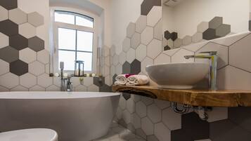Departamento Deluxe | Baño | Tina, secadora de cabello, toallas, jabón