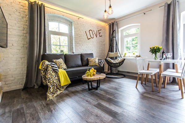 Appartement Deluxe | Aire de séjour | Téléviseur connecté de 40 po avec télévision numérique, téléviseur
