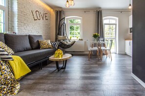 Departamento Deluxe | Área de sala de estar | Smart TV de 40 pulgadas con canales digitales y televisión 