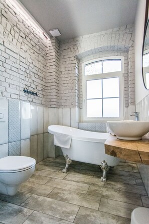 豪華公寓, 1 張加大雙人床及 1 張梳化床 | 浴室 | 浴缸、風筒、提供毛巾、番梘