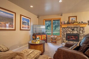 TV, fireplace, ping pong - SV155 - Walk to Lifts & Town - Hot Tub & Pool (Ketchum)