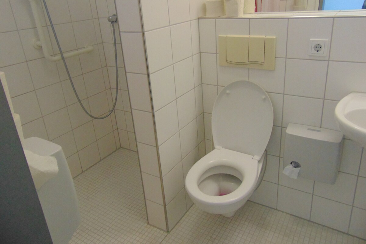 Chambre avec lits jumeaux, vue colline | Salle de bain
