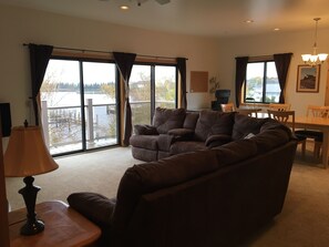 Téléviseur connecté, lecteur de DVD, livres, sélection de films