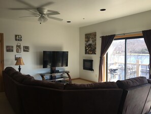 Una Smart TV, un reproductor de DVD, libros, una videoteca