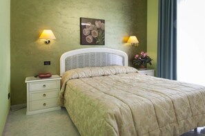 Classic-Doppelzimmer, 1 Queen-Bett | Zimmersafe, Schreibtisch, schallisolierte Zimmer, Zustellbetten