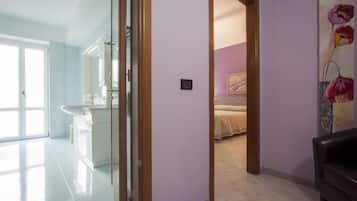 Suite, 1 habitación, vista a la ciudad | Caja de seguridad en la habitación, escritorio y insonorización