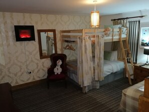 In-room safe, individually decorated, desk, blackout drapes - Carnately Lodge Ballycastle (Ballycastle)