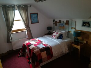 客房内保险箱、特色装修、办公桌、遮光窗帘