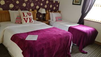 Comfort Suite, 1 King Bed, Non Smoking | In-room safe, desk, blackout drapes, soundproofing