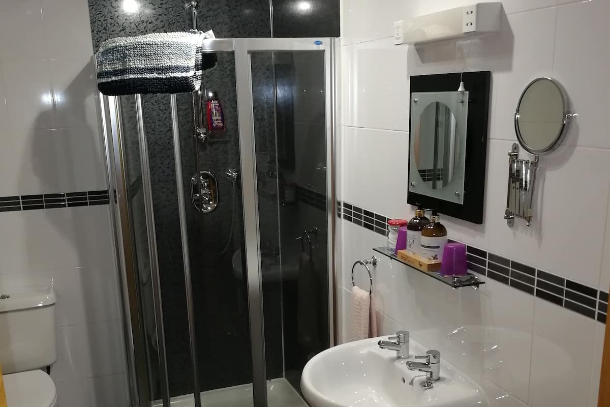 Cofres nos quartos, escrivaninha, cortinas blackout
