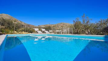 Kolam renang terbuka bermusim, payung kolam, kerusi lepak pantai