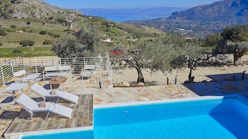 季节性开放的室外游泳池,池畔遮阳伞,日光浴躺椅