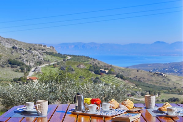 Outdoor dining - Villa Montemar (Castellammare del Golfo)