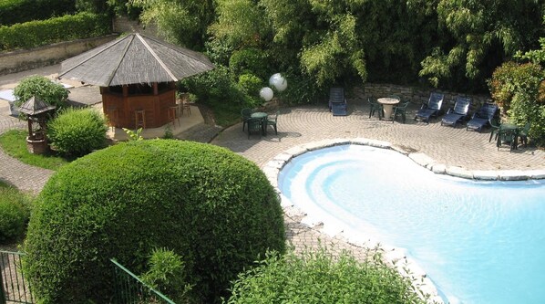 Seasonal outdoor pool, pool loungers - Au Faisan Doré (Neuville-sur-Ain)