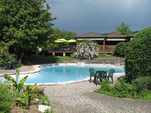 Seasonal outdoor pool, pool loungers - Au Faisan Doré (Neuville-sur-Ain)