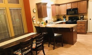 Kylskåp, mikrovågsugn, ugn och spishäll