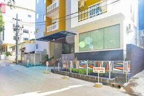 Fachada da propriedade à noite