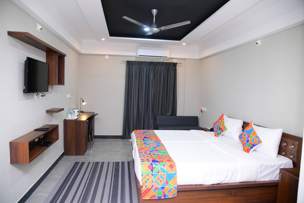 Quarto casal luxo, 1 cama de casal, para não fumantes | Cofres nos quartos, individualmente mobiliados, escrivaninha