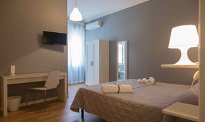 Camera con letto matrimoniale o 2 letti singoli | Biancheria da letto ipoallergenica, copriletto in piuma, minibar