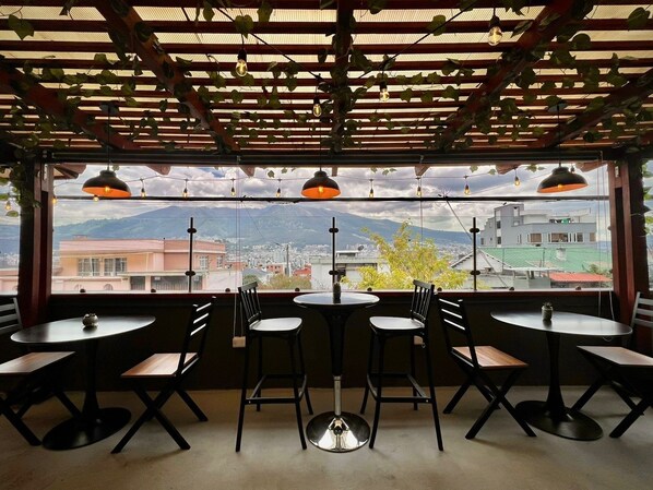 2 restaurants, servant le déjeuner et le dîner; cuisine internationale