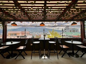 2 restoran, sarapan, makan tengah hari dihidangkan; masakan antarabangsa