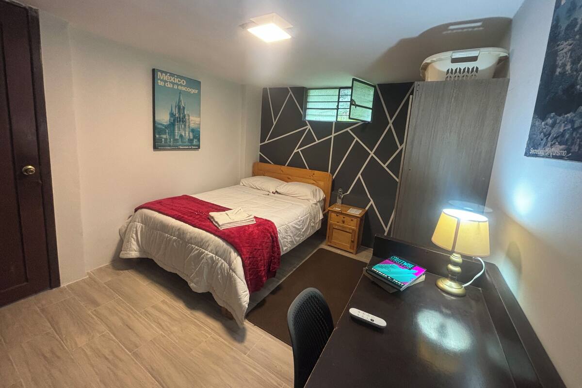 1 habitación, tabla de planchar con plancha, wifi gratis y ropa de cama