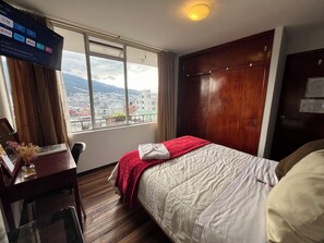 Quarto casal panorâmico, para não fumantes, vista para a cidade | 1 quarto, ferros/tábuas de passar roupa, Wi-Fi de cortesia