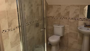 Kamar Keluarga | Kamar mandi | Perlengkapan mandi gratis, pengering rambut, dan handuk
