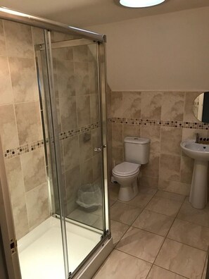 Family Room | Bathroom | Free toiletries, hair dryer, towels - Bwthyn Rhosyn Rose Cottage (Llanelli)