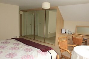 Deluxe-Doppelzimmer | Bügeleisen/Bügelbrett, kostenloses WLAN, Bettwäsche