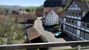 Eine typisch europäische Stadt mit Fachwerkhäusern, einer Kirche mit Kuppel und freiem Blick auf die umliegende Landschaft.
