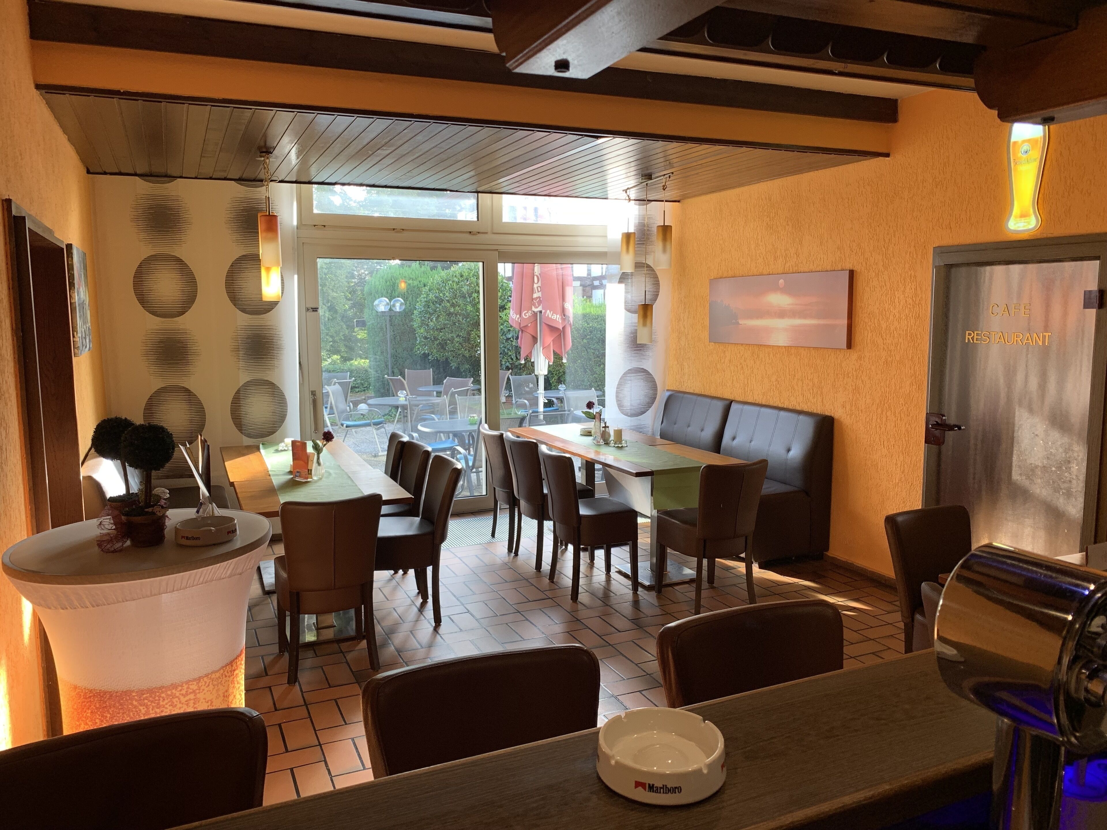 En restaurang med en inredning som inkluderar en sittplats, en bar och utsikt över omgivningarna.